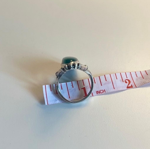 Stunning Emerald Colour Cocktail Ring - Picture 5 of 7